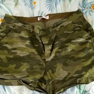 Old Navy Mid rise everyday shorts
